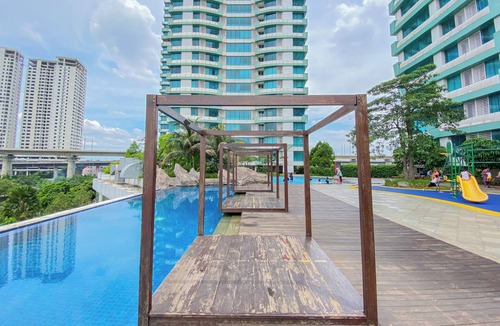 Pekayon Jaya Apartment | Homey and Restful Studio Grand Kamala Lagoon Apartment