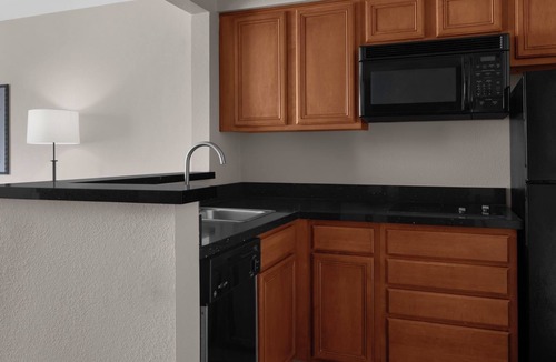 Renton Hotel | Homey Extended Stay! Full Kitchen, Free Parking, Free Airport Shuttle!
