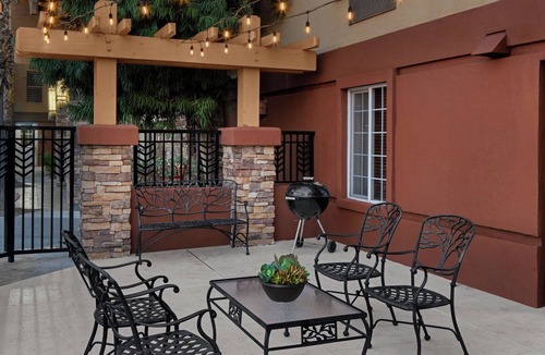 Renton Hotel | Homey Extended Stay! Full Kitchen, Free Parking, Free Airport Shuttle!