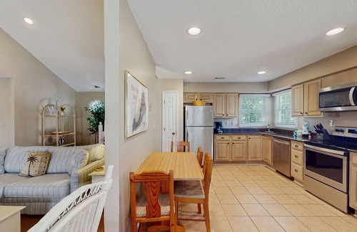 Shipyard Plantation Condo | Homey second-floor villa with admittance to shared pool and close to beaches