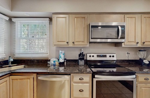 Shipyard Plantation Condo | Homey second-floor villa with admittance to shared pool and close to beaches