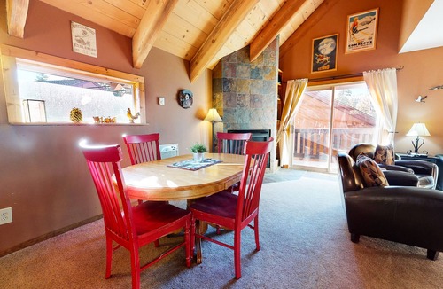 Mammoth Lakes Condo | Homey Studio Loft near The Village! Private Washer/Dryer. Hot Tub On-site