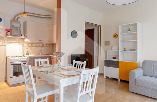 Pisa Apartment | [HOMIDAY Apt] a few steps from the hospital with private parking is best for any kind of trip. The structure offers a single full optional apartment with a double bedroom and a sofa bed perfect for two people. It offers essential services such as linen,