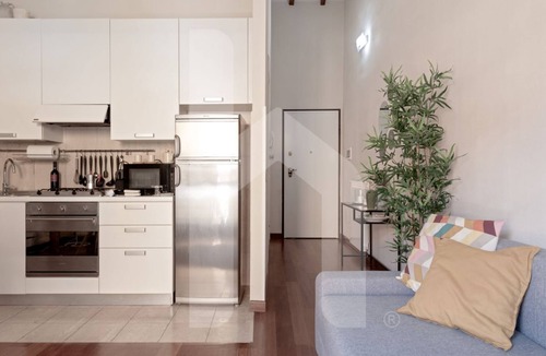 San Francesco Apartment | Homiday – Centro: Relax and enjoy this simple yet comfortable accommodation in the heart of the city, while still enjoying peace and quiet during the night.Located in the city center, it allows you to reach the train station or the Leaning Tower of Pis