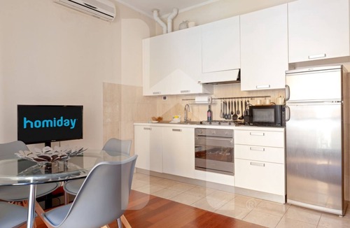 San Francesco Apartment | Homiday – Centro: Relax and enjoy this simple yet comfortable accommodation in the heart of the city, while still enjoying peace and quiet during the night.Located in the city center, it allows you to reach the train station or the Leaning Tower of Pis