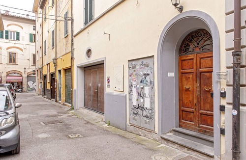 San Francesco Apartment | Homiday-Centro: Relax and enjoy this simple and comfortable accommodation in the heart of the city maintaining at the same time tranquility and silence during the night hours. Located in the city center, it allows you to reach the station or the tower of