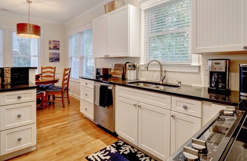Bald Head Island Cottage | Hondo's Hideaway is a beautiful three-bedroom cottage in prime location near market, shopping, and dining. Newly decorated. Temporary membership to Shoals Club and BHI Club available. Two 4-passenger golf carts, bicycles, and luxury amenities provide