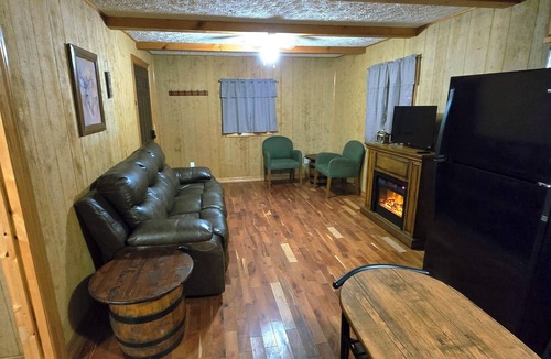 Statts Mills Cabin | Honey Do lakefront 1-bedroom cabin with Heat and AC in Statts Mills