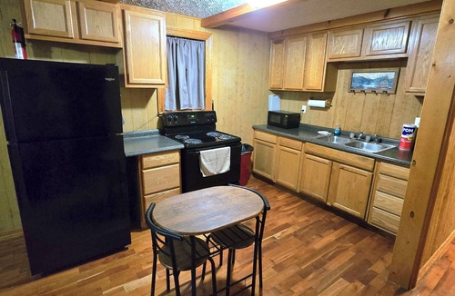Statts Mills Cabin | Honey Do lakefront 1-bedroom cabin with Heat and AC in Statts Mills