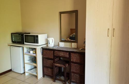 Hammanskraal Cabin | Honey Lodge