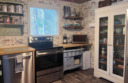 Edwardsburgh/Cardinal House | Honeybee Haven - Escape to a Serene Summer Retreat! Dog Friendly, Free Parking.