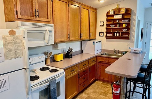 North Fork Apartment | Honeybee Hive - Hot Tub - BBQ - 8 minutes to Bass Lake - Sleeps 6