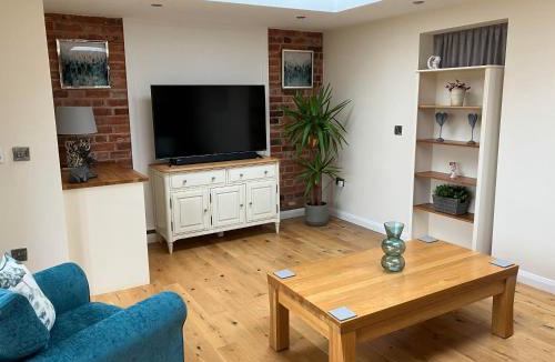 Alton House | Honeyberry Cottage -PART OF ALTON COTTAGES