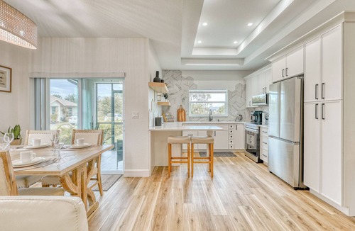 Pebble Beach House | Honeycomb Haven: 3 Bedroom, 6 Guests, Waterfront Dock, Kayaks, Ocean