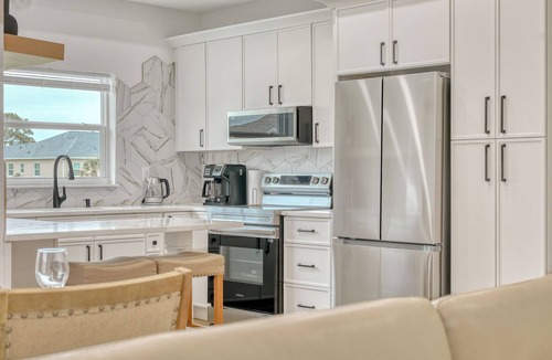 Pebble Beach House | Honeycomb Haven: 3 Bedroom, 6 Guests, Waterfront Dock, Kayaks, Ocean