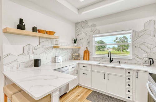 Pebble Beach House | Honeycomb Haven: 3 Bedroom, 6 Guests, Waterfront Dock, Kayaks, Ocean