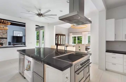 Norwalk Apartment | Honeymoon Suit