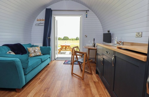 Hope Cottage | HONEYPOT HIDEAWAYS - ACACIA, romantic in Higher Kinnerton, Chester