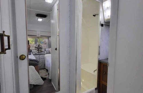 Cassville House | Honeysuckel Hideout-Glamping Airstream-Lake front, intended for adults only