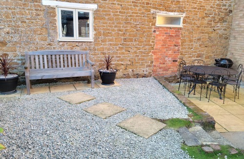 Sibford Gower Cottage | HONEYSUCKLE COTTAGE (MIDDLE TYSOE), pet friendly in Tysoe