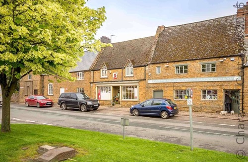 Sibford Gower Cottage | HONEYSUCKLE COTTAGE (MIDDLE TYSOE), pet friendly in Tysoe