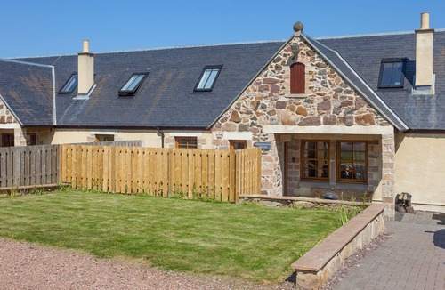 Linlithgow Apartment | Honeysuckle Cottage - sleeps 8 guests in 3 bedrooms