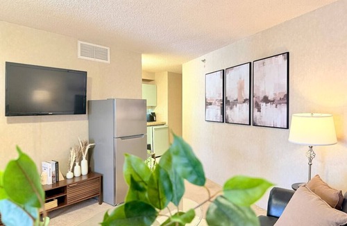 Downtown Honolulu Apartment | Honolulu Skyline & Ocean Retreat – Free Parking/AC