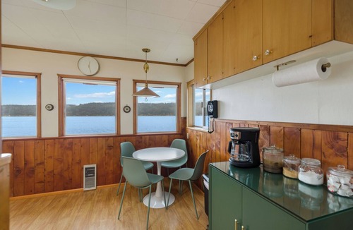 Belfair House | Hood Canal Beach House Hot Tub Kayaks Paddleboards