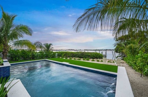 Bradenton Beach House | Hook Wine and Sinker ~ Walk to Beach/Rooftop Deck