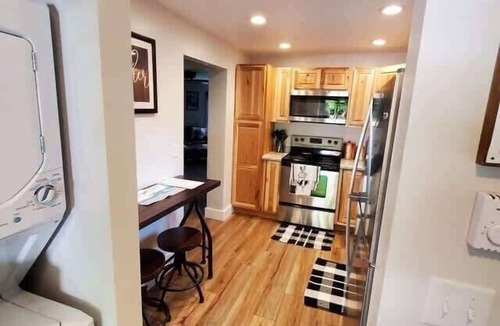 Guttenberg House | Hooks & Honkers Hideout - Cozy 2BR Retreat Near Mississippi River!