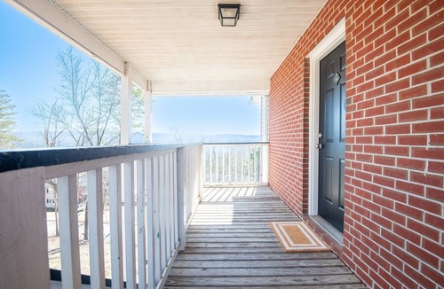 Meadowbrook Condo | Horizon Sunset Getaway- Family/King Bed/City Views