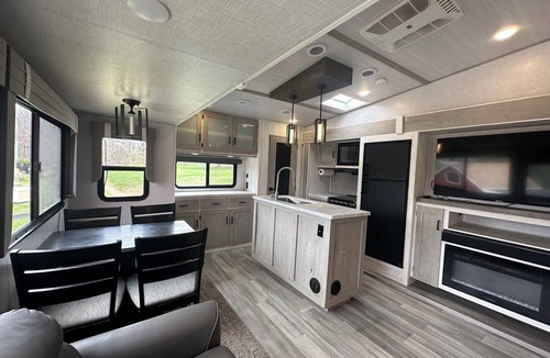Abbottstown House | Horn and Thistle Farm - Camper/RV in Abbottstown, Pennsylvania, United States