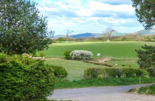 Great Broughton Cottage | HORSESHOE COTTAGE, pet friendly, with a garden in Great Ayton