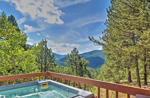 Rainbow Valley Cabin | 'Horseshoe Lodge' Divide Cabin w/ Furnished Deck!