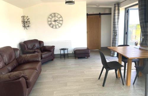 Newark upon Trent House | HORSESHOE LUXURY ACCESSIBLE LODGE Sleeps 5 with Hot Tub Hire Available at Fairview Farm in Ravenshead Nottingham near Sherwood Forest ,Dog Friendly Farm Stay,Couples Retreat,Family Groups