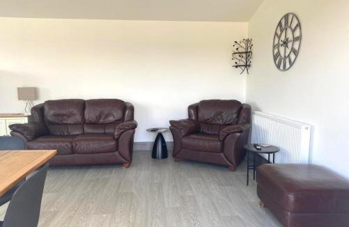 Newark upon Trent House | HORSESHOE LUXURY ACCESSIBLE LODGE Sleeps 5 with Hot Tub Hire Available at Fairview Farm in Ravenshead Nottingham near Sherwood Forest ,Dog Friendly Farm Stay,Couples Retreat,Family Groups
