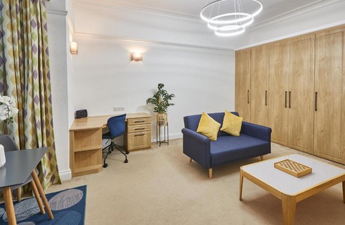 Staines Apartment | Host & Stay - Thamesview
