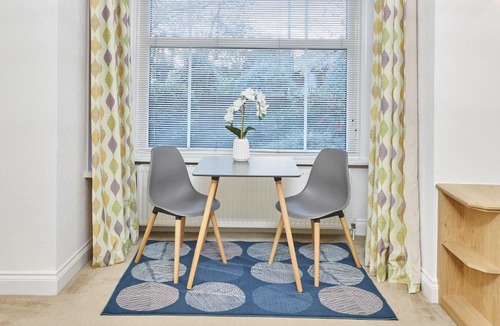 Staines Apartment | Host & Stay - Thamesview