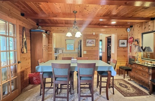 Annandale House | Hosta Haven on Clearwater Lake - 5 Bedroom Lake House