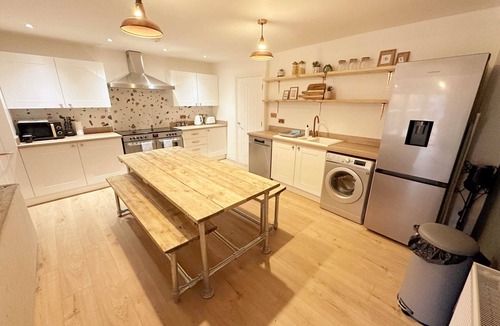 Stroud House | Hosta & Hosta A - Cotswold's 9 Bedroom Cosy Home with Pool Table and Canal Walks