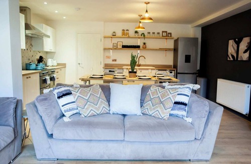 Stroud House | Hosta & Hosta A - Cotswold's 9 Bedroom Cosy Home with Pool Table and Canal Walks