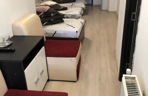 Onesti House | Hostel Mialma