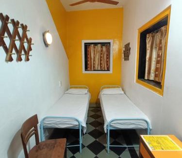 Kalbadevi Hostel | Hostel Vasantashram CST Mumbai, Free Wifi with 1940s Retro vibe