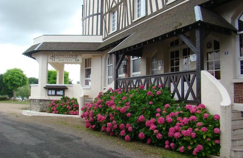Saint-Pierre-du-Vauvray Hotel | Hostellerie Saint Pierre