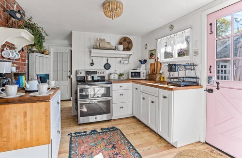 Hyannis Cottage | Hosting and Helping Other making Memories managed by Itrip Property Management