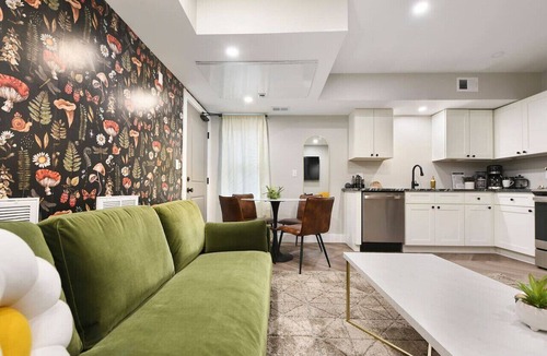 East Allegheny Condo | ★ HostWise Stays ★ 2 King Beds! Park Free! Great Walk Score!