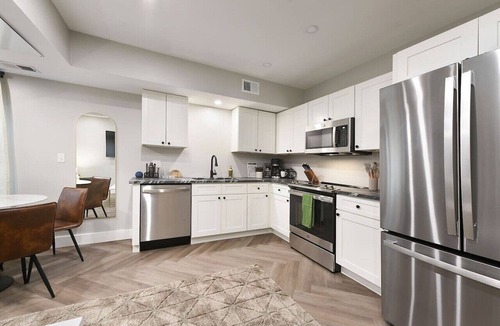 East Allegheny Condo | ★ HostWise Stays ★ 2 King Beds! Park Free! Great Walk Score!