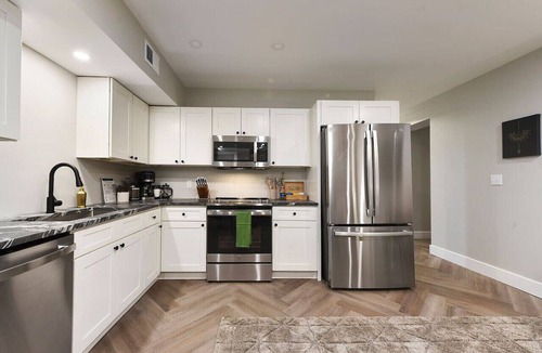 East Allegheny Condo | ★ HostWise Stays ★ 2 King Beds! Park Free! Great Walk Score!