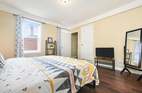 East Allegheny House | HostWise Stays - Block to AGH - King Bed, Free Off Street Parking