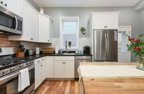 Lower Lawrenceville House | ★ HostWise Stays ★ Charming Lawrenceville · Industrial Vibes - Walkable